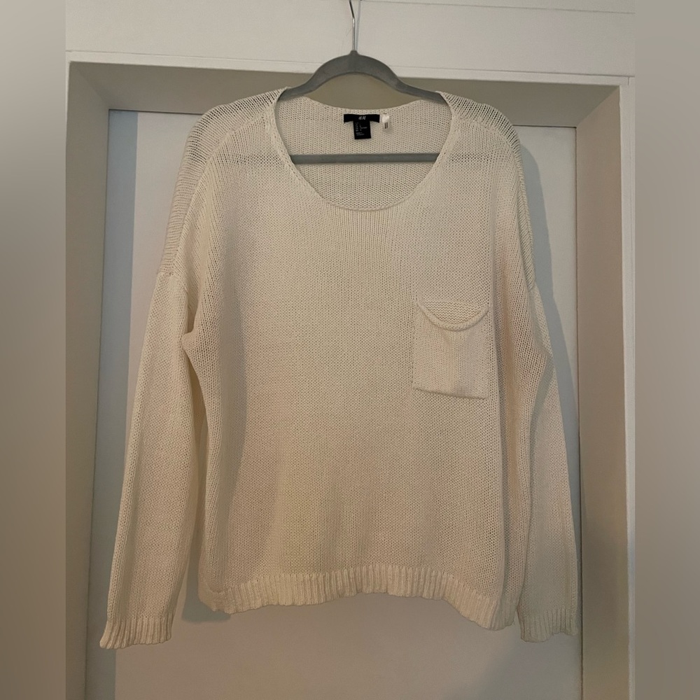 🌙3 FOR $20 
H&M Lightweight off white knit top L